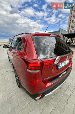 Внедорожник / Кроссовер Mitsubishi Outlander 2015 в 