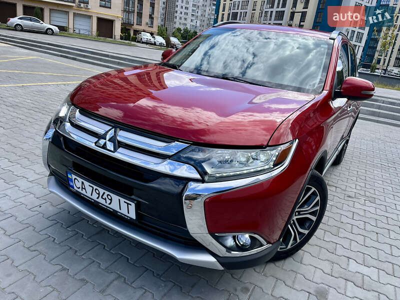 Внедорожник / Кроссовер Mitsubishi Outlander 2015 в 