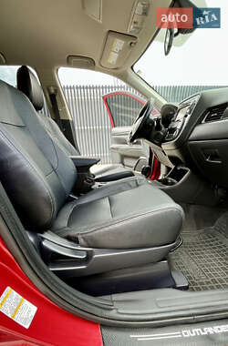 Внедорожник / Кроссовер Mitsubishi Outlander 2015 в 
