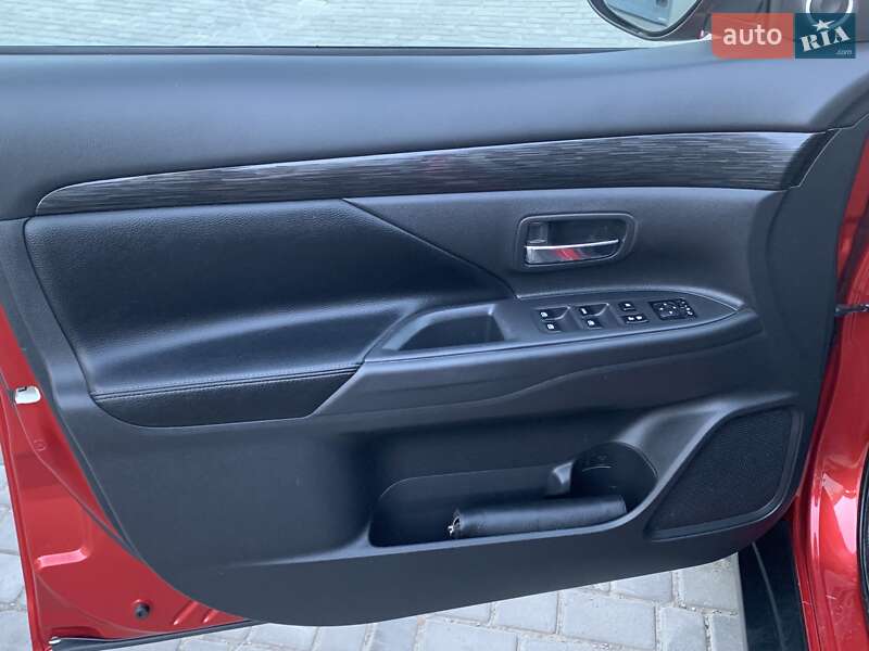 Внедорожник / Кроссовер Mitsubishi Outlander 2015 в Дрогобыче