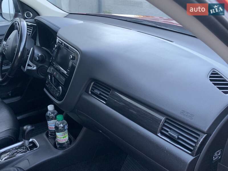 Внедорожник / Кроссовер Mitsubishi Outlander 2015 в Дрогобыче