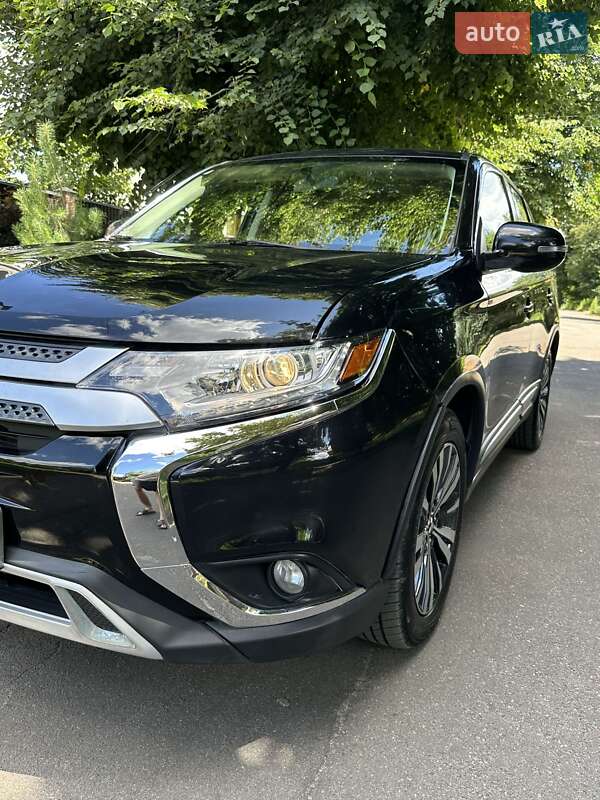 Внедорожник / Кроссовер Mitsubishi Outlander 2019 в Киеве