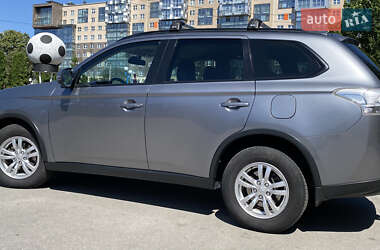 Позашляховик / Кросовер Mitsubishi Outlander 2014 в 