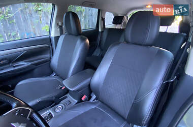 Позашляховик / Кросовер Mitsubishi Outlander 2014 в 
