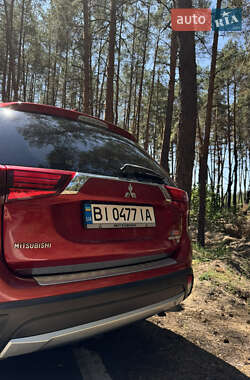 Внедорожник / Кроссовер Mitsubishi Outlander 2017 в 