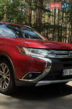 Внедорожник / Кроссовер Mitsubishi Outlander 2017 в 