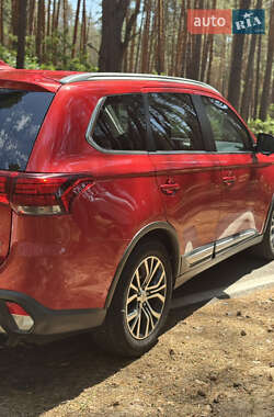 Внедорожник / Кроссовер Mitsubishi Outlander 2017 в 