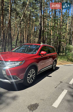 Внедорожник / Кроссовер Mitsubishi Outlander 2017 в 