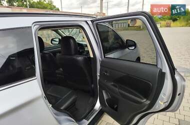 Внедорожник / Кроссовер Mitsubishi Outlander 2013 в 