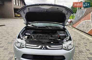 Внедорожник / Кроссовер Mitsubishi Outlander 2013 в 