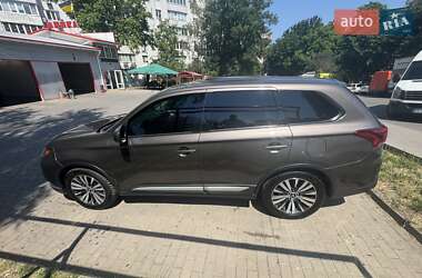 Внедорожник / Кроссовер Mitsubishi Outlander 2017 в 
