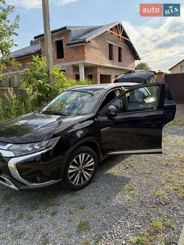 Позашляховик / Кросовер Mitsubishi Outlander 2021 в Львові