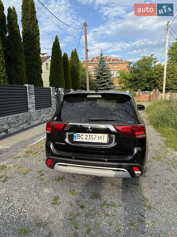 Позашляховик / Кросовер Mitsubishi Outlander 2021 в Львові