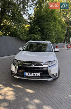 Внедорожник / Кроссовер Mitsubishi Outlander 2015 в 