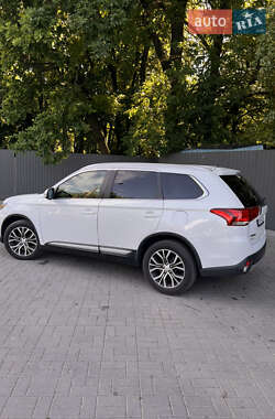 Внедорожник / Кроссовер Mitsubishi Outlander 2015 в 