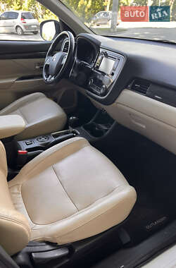 Внедорожник / Кроссовер Mitsubishi Outlander 2015 в 