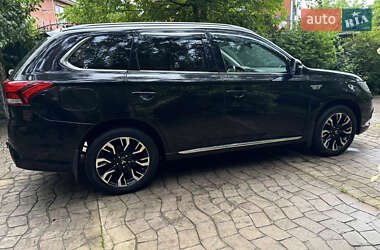 Внедорожник / Кроссовер Mitsubishi Outlander 2015 в 