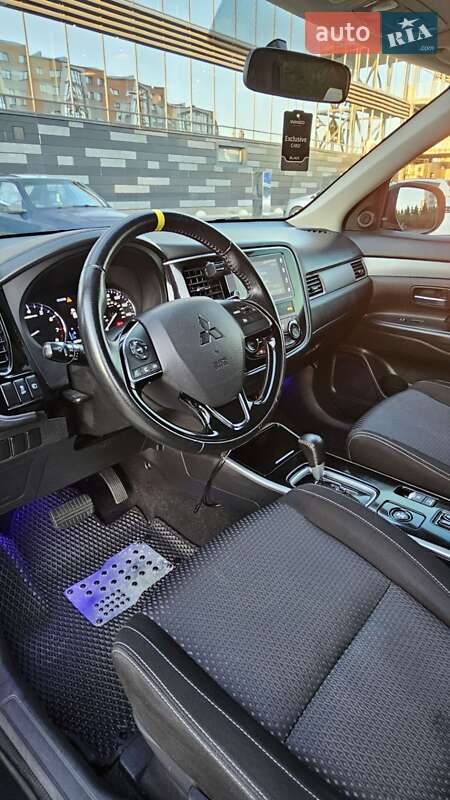 Внедорожник / Кроссовер Mitsubishi Outlander 2017 в Ивано-Франковске