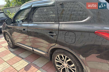 Позашляховик / Кросовер Mitsubishi Outlander 2018 в 
