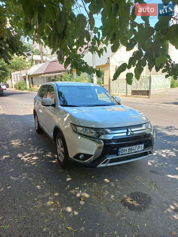 Внедорожник / Кроссовер Mitsubishi Outlander 2021 в 