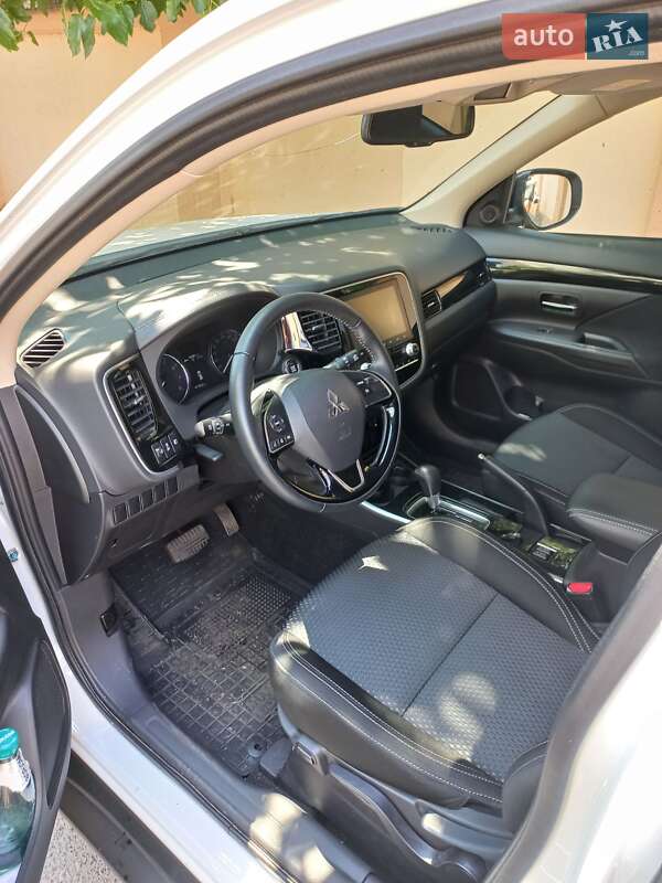 Внедорожник / Кроссовер Mitsubishi Outlander 2021 в Одессе