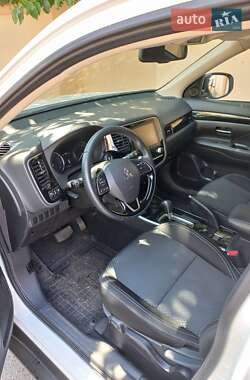 Внедорожник / Кроссовер Mitsubishi Outlander 2021 в 
