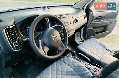 Внедорожник / Кроссовер Mitsubishi Outlander 2012 в 