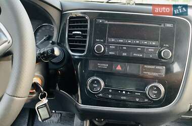 Внедорожник / Кроссовер Mitsubishi Outlander 2012 в 