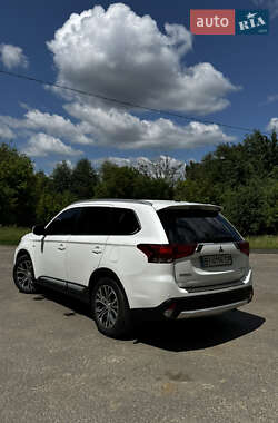 Внедорожник / Кроссовер Mitsubishi Outlander 2015 в 