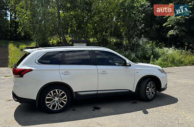 Внедорожник / Кроссовер Mitsubishi Outlander 2015 в 