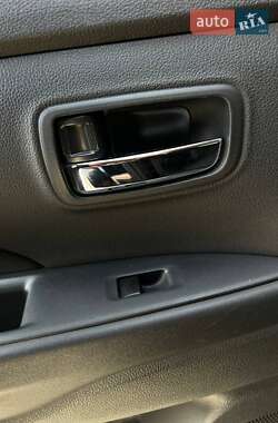 Внедорожник / Кроссовер Mitsubishi Outlander 2012 в 