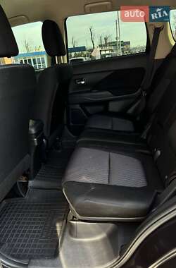 Внедорожник / Кроссовер Mitsubishi Outlander 2012 в 