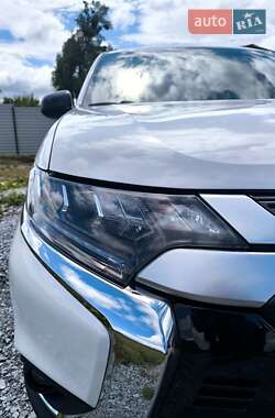 Позашляховик / Кросовер Mitsubishi Outlander 2017 в 