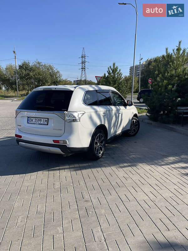 Внедорожник / Кроссовер Mitsubishi Outlander 2014 в Хмельницком