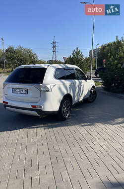 Внедорожник / Кроссовер Mitsubishi Outlander 2014 в 