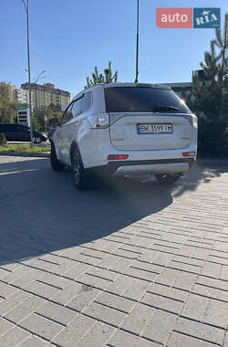 Внедорожник / Кроссовер Mitsubishi Outlander 2014 в 