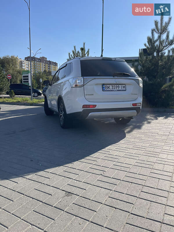 Внедорожник / Кроссовер Mitsubishi Outlander 2014 в Хмельницком