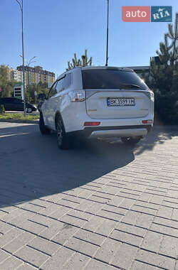 Внедорожник / Кроссовер Mitsubishi Outlander 2014 в 