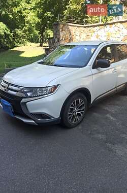 Внедорожник / Кроссовер Mitsubishi Outlander 2017 в 