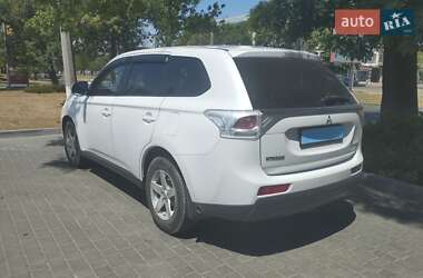 Внедорожник / Кроссовер Mitsubishi Outlander 2012 в 