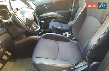 Внедорожник / Кроссовер Mitsubishi Outlander 2012 в 