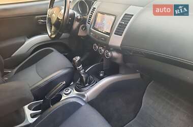 Внедорожник / Кроссовер Mitsubishi Outlander 2012 в 