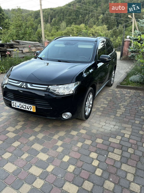 Внедорожник / Кроссовер Mitsubishi Outlander 2012 в Коломые