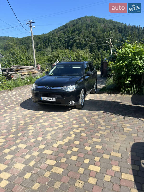 Внедорожник / Кроссовер Mitsubishi Outlander 2012 в Коломые