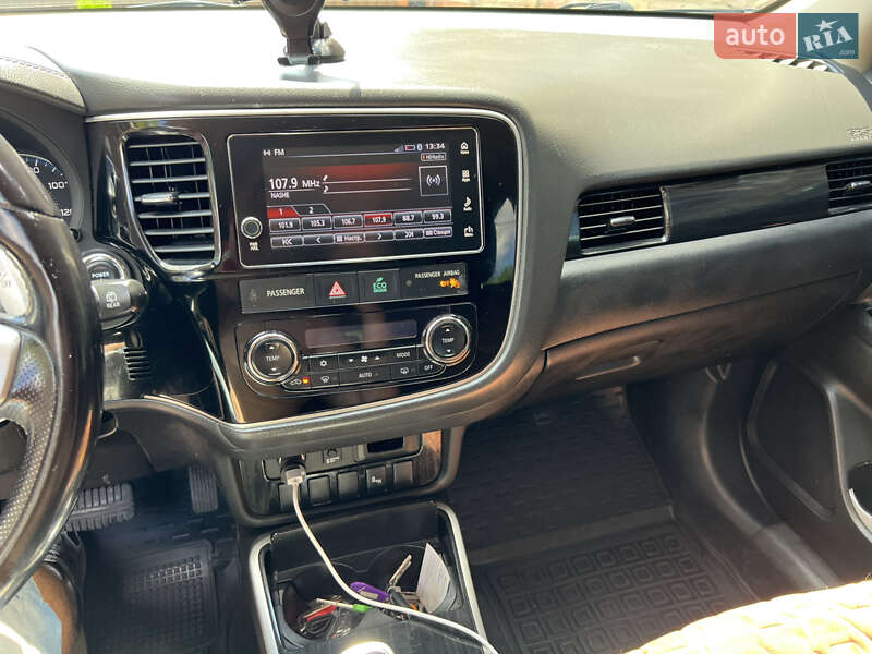 Позашляховик / Кросовер Mitsubishi Outlander 2017 в Кропивницькому