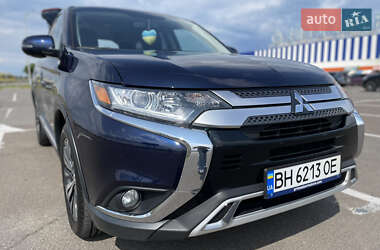 Внедорожник / Кроссовер Mitsubishi Outlander 2019 в 
