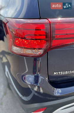 Внедорожник / Кроссовер Mitsubishi Outlander 2019 в 