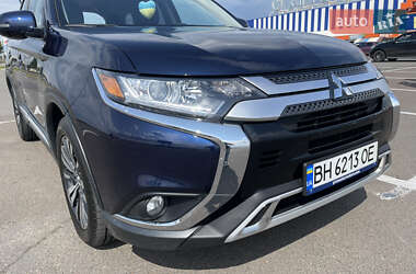 Внедорожник / Кроссовер Mitsubishi Outlander 2019 в 