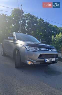 Внедорожник / Кроссовер Mitsubishi Outlander 2012 в 
