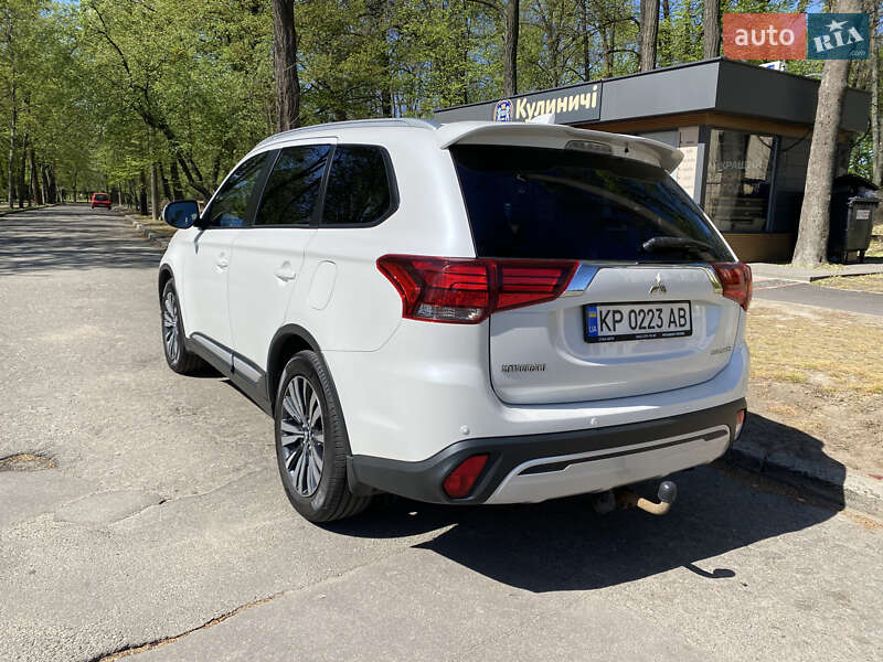 Внедорожник / Кроссовер Mitsubishi Outlander 2019 в Киеве